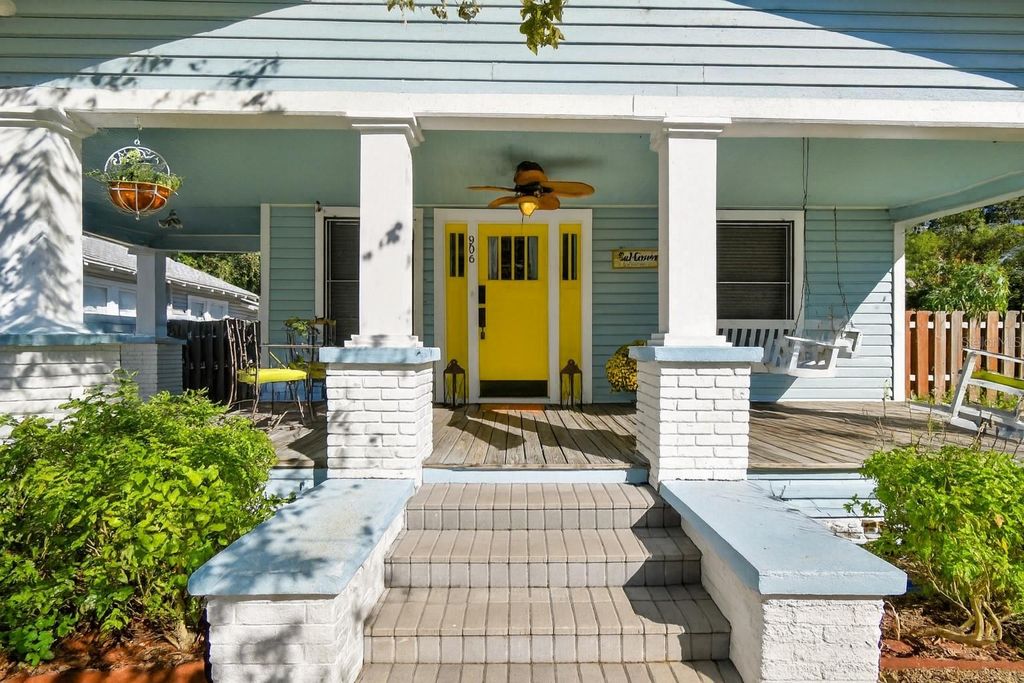Image 3 of property listing at 906 E HAMILTON AVENUE, Tampa, FL 33604