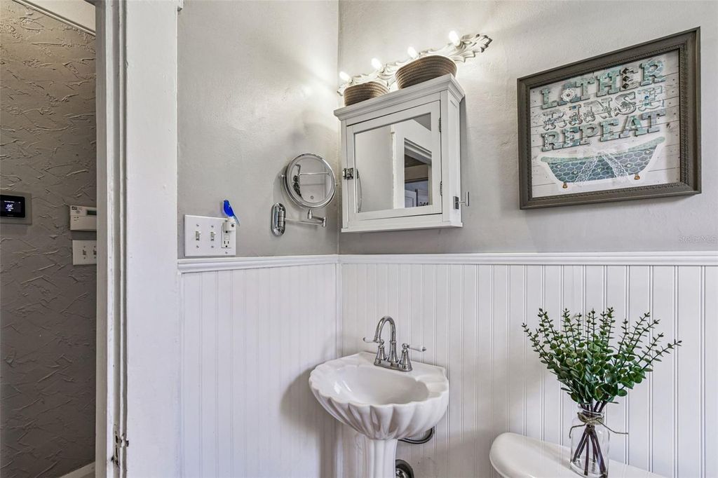 Image 23 of property listing at 906 E HAMILTON AVENUE, Tampa, FL 33604