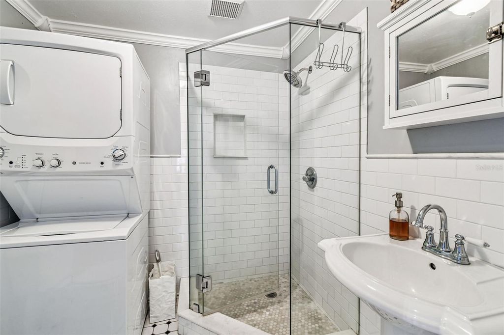 Image 29 of property listing at 906 E HAMILTON AVENUE, Tampa, FL 33604