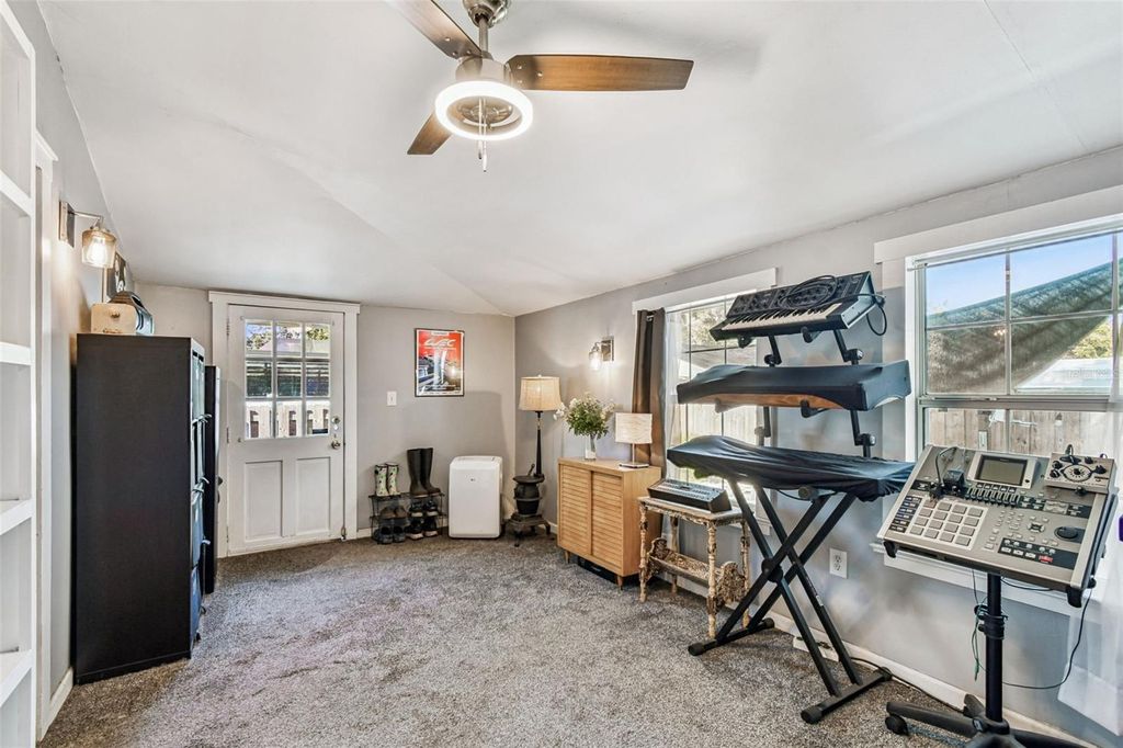 Image 32 of property listing at 906 E HAMILTON AVENUE, Tampa, FL 33604