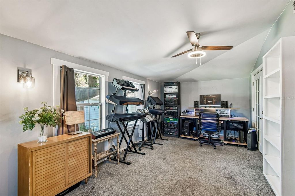 Image 33 of property listing at 906 E HAMILTON AVENUE, Tampa, FL 33604