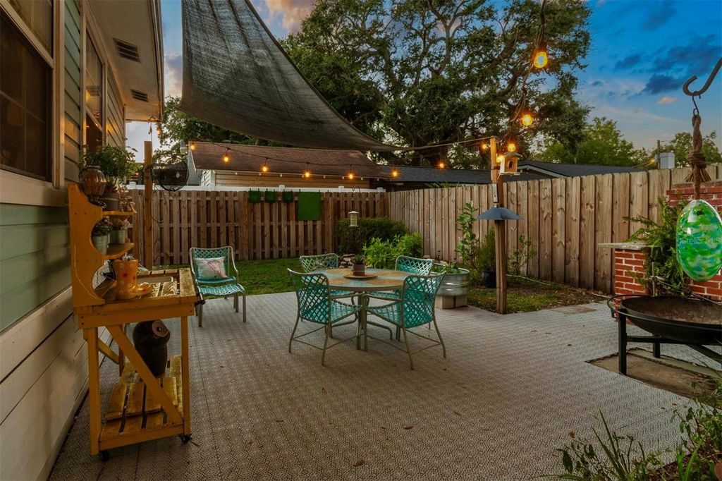 Image 39 of property listing at 906 E HAMILTON AVENUE, Tampa, FL 33604