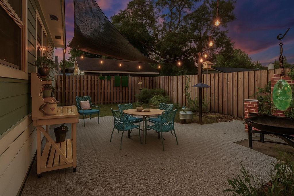 Image 40 of property listing at 906 E HAMILTON AVENUE, Tampa, FL 33604