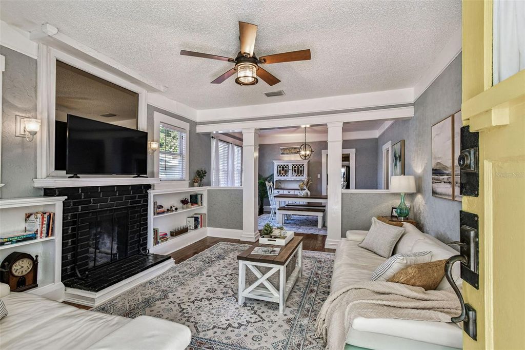 Image 6 of property listing at 906 E HAMILTON AVENUE, Tampa, FL 33604