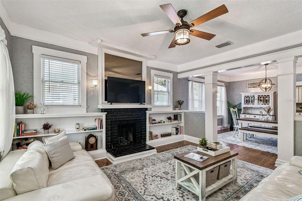 Image 7 of property listing at 906 E HAMILTON AVENUE, Tampa, FL 33604