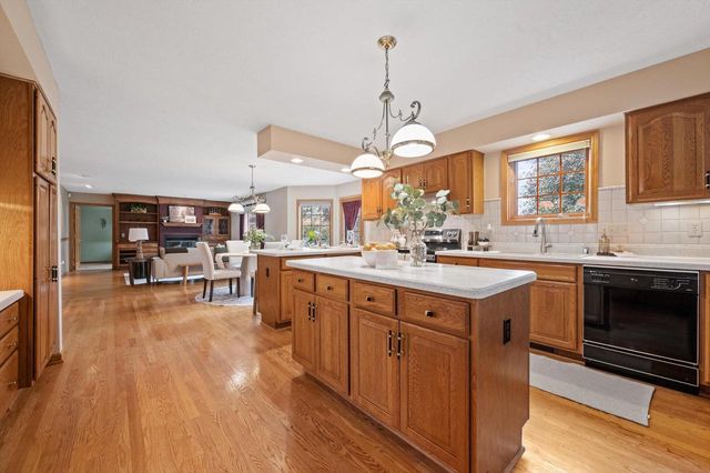 W299N1828 Windridge COURT, Pewaukee, WI 53072