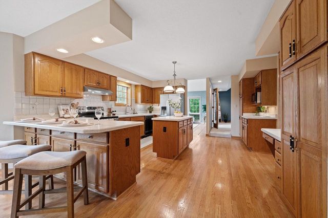 W299N1828 Windridge COURT, Pewaukee, WI 53072