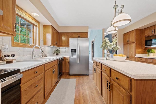 W299N1828 Windridge COURT, Pewaukee, WI 53072