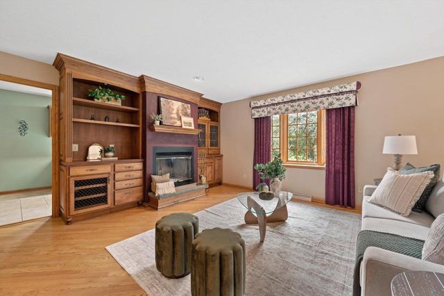 W299N1828 Windridge COURT, Pewaukee, WI 53072