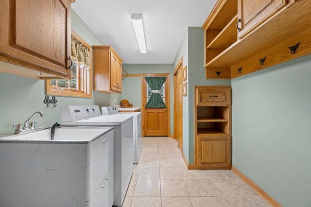 W299N1828 Windridge COURT, Pewaukee, WI 53072
