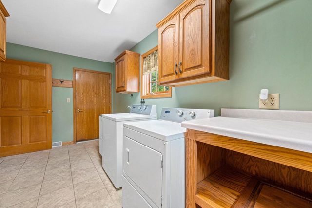 W299N1828 Windridge COURT, Pewaukee, WI 53072