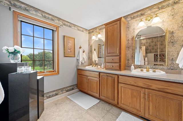W299N1828 Windridge COURT, Pewaukee, WI 53072