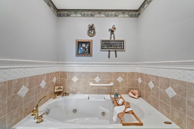 W299N1828 Windridge COURT, Pewaukee, WI 53072