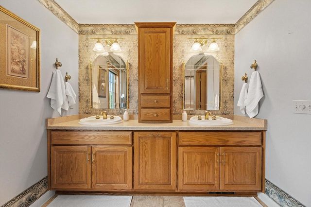 W299N1828 Windridge COURT, Pewaukee, WI 53072