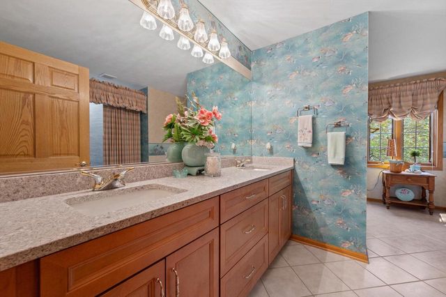 W299N1828 Windridge COURT, Pewaukee, WI 53072