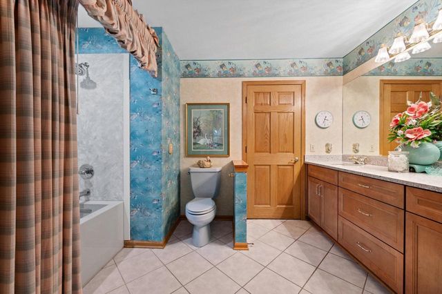 W299N1828 Windridge COURT, Pewaukee, WI 53072