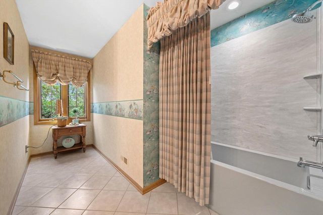 W299N1828 Windridge COURT, Pewaukee, WI 53072