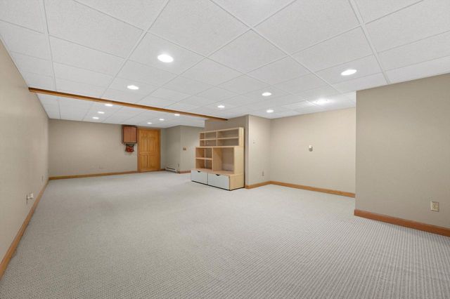 W299N1828 Windridge COURT, Pewaukee, WI 53072