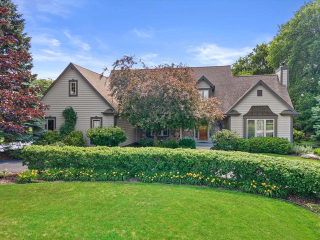 W299N1828 Windridge COURT, Pewaukee, WI 53072