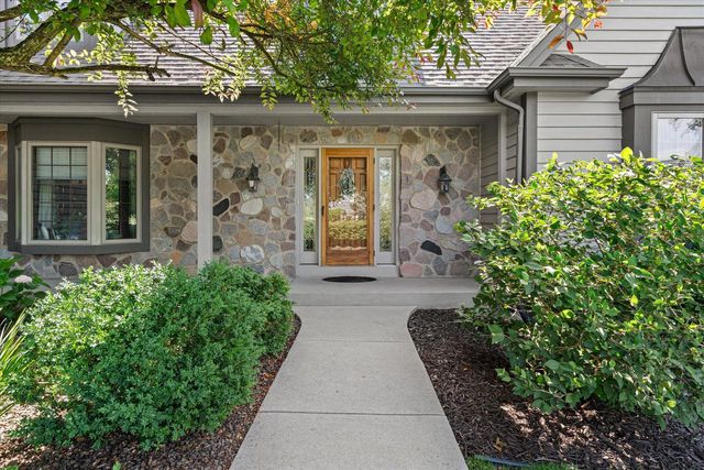 W299N1828 Windridge COURT, Pewaukee, WI 53072