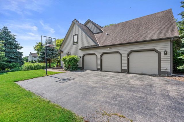 W299N1828 Windridge COURT, Pewaukee, WI 53072