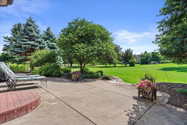 W299N1828 Windridge COURT, Pewaukee, WI 53072