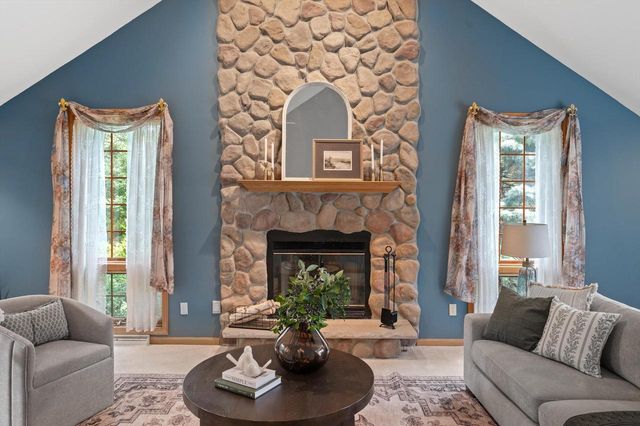 W299N1828 Windridge COURT, Pewaukee, WI 53072