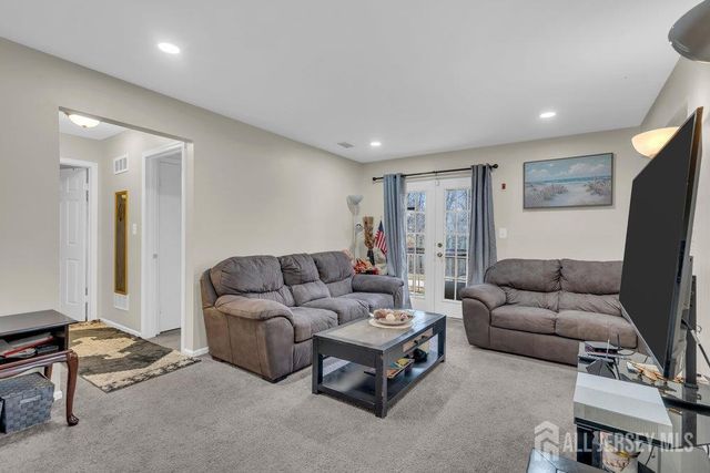 603 Green Hollow Drive 603, Iselin, NJ 08830