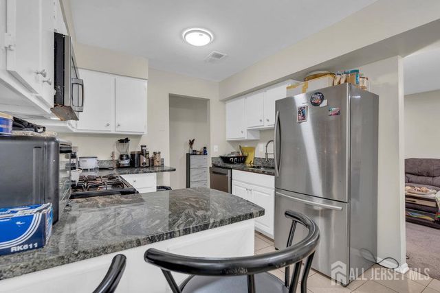 603 Green Hollow Drive 603, Iselin, NJ 08830