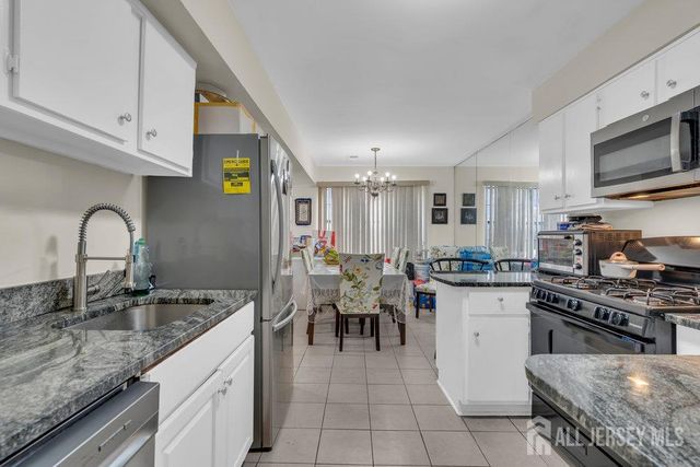 603 Green Hollow Drive 603, Iselin, NJ 08830