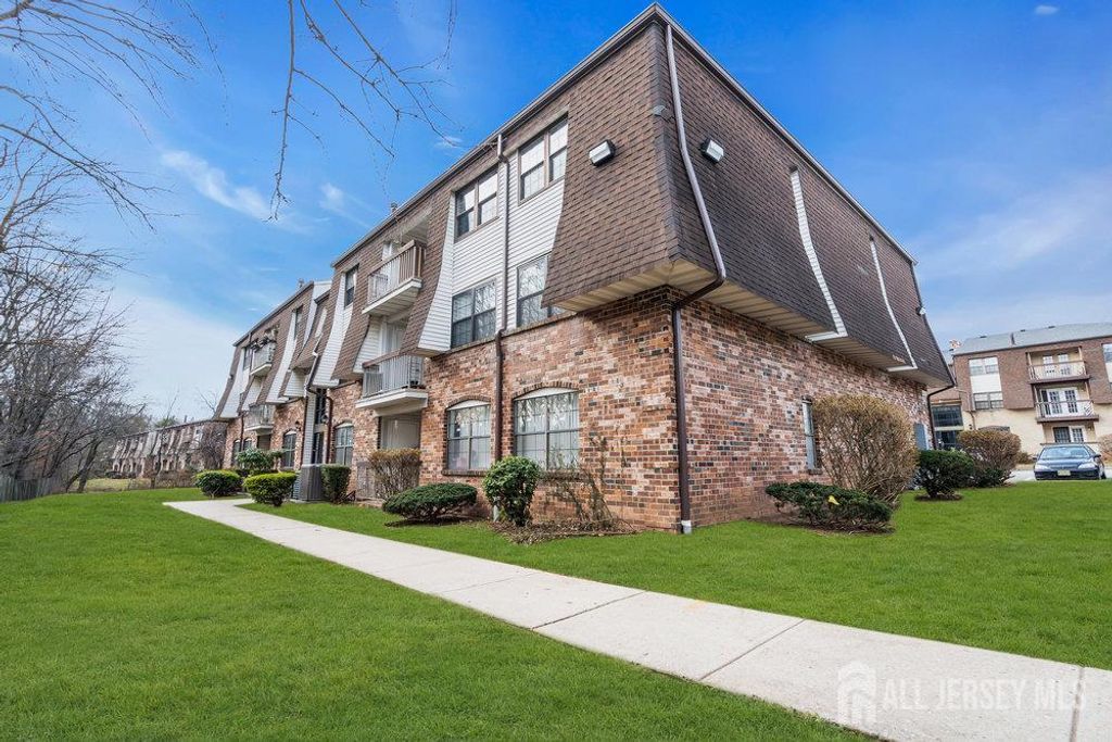 603 Green Hollow Drive 603, Iselin, NJ 08830