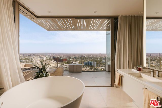 1302 Collingwood Place, West Hollywood, CA 90069