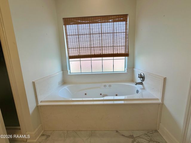 9 Steamboat Bend, New Iberia, LA 70563