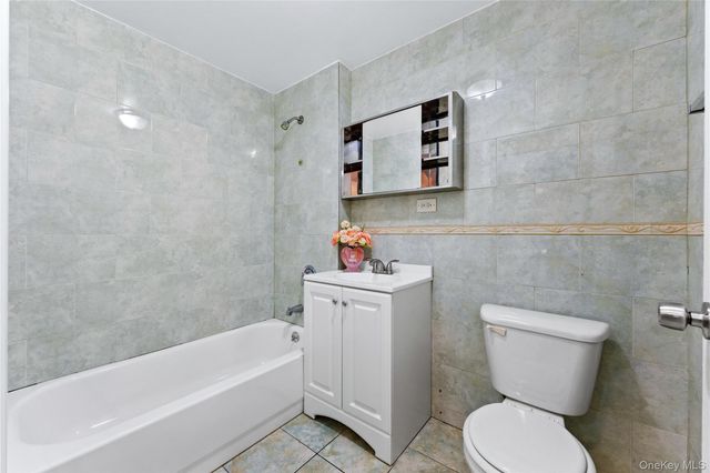 71-33 162nd Street 3F, Fresh Meadows, NY 11365