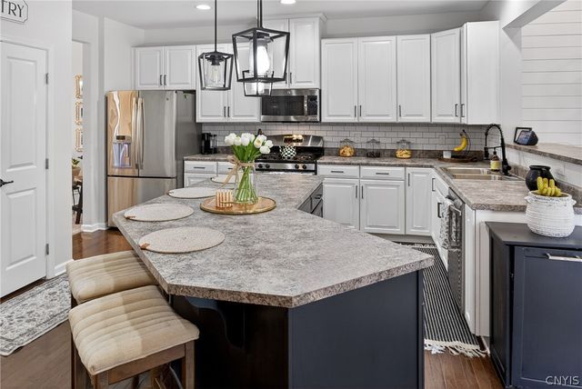 8524 Mcnamara Drive, Clay, NY 13041