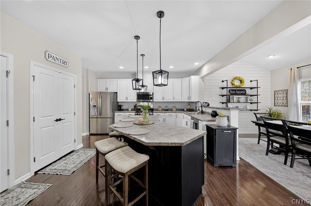 8524 Mcnamara Drive, Clay, NY 13041