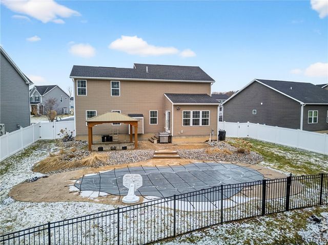 8524 Mcnamara Drive, Clay, NY 13041