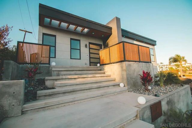1892 Titus St, San Diego, CA 92110