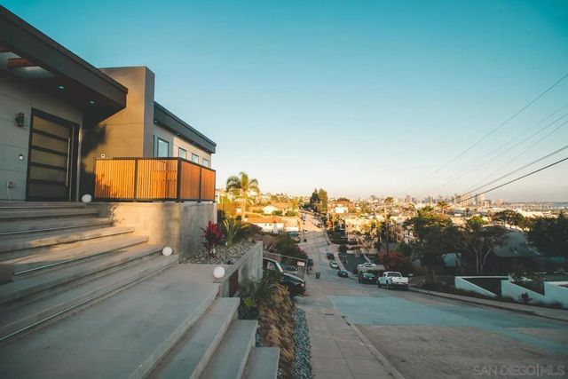 1892 Titus St, San Diego, CA 92110