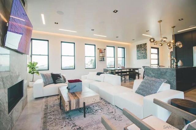 1892 Titus St, San Diego, CA 92110
