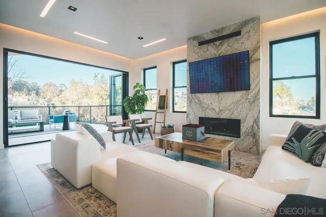 1892 Titus St, San Diego, CA 92110
