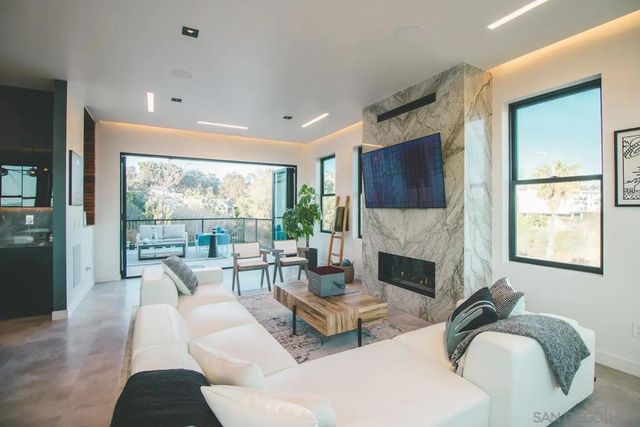 1892 Titus St, San Diego, CA 92110