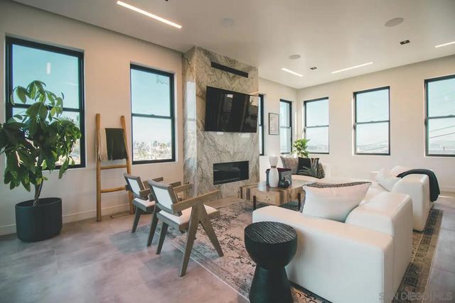 1892 Titus St, San Diego, CA 92110