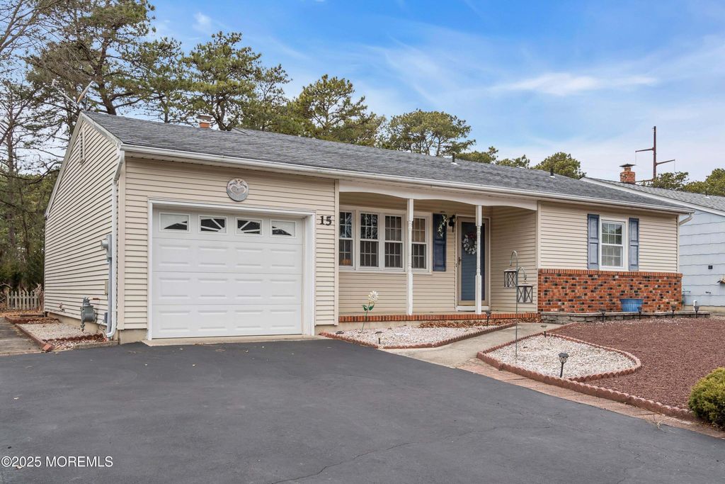 15 Brookfield Court, Toms River, NJ 08757