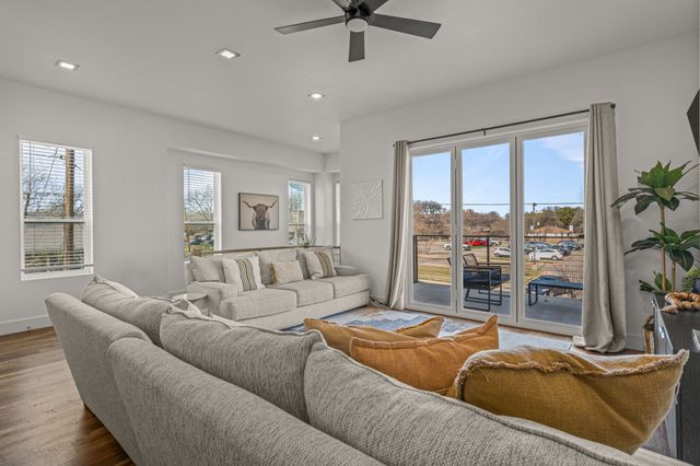 500 W Sanford Street, Arlington, TX 76011