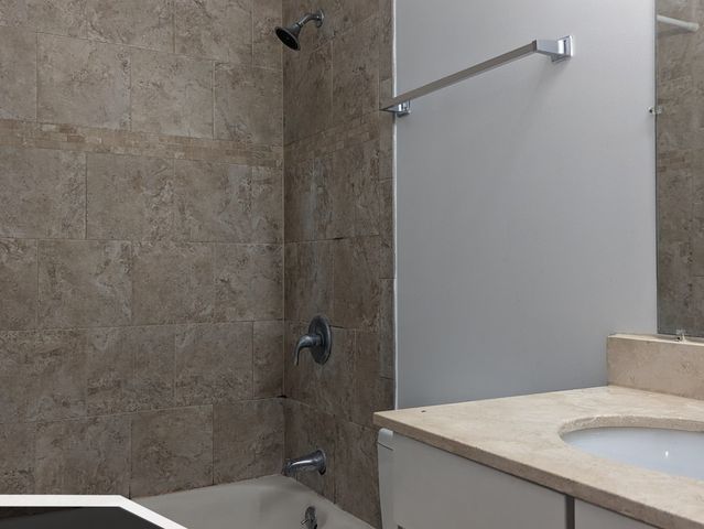 4715 N Sheridan Road 13N, Chicago, IL 60640