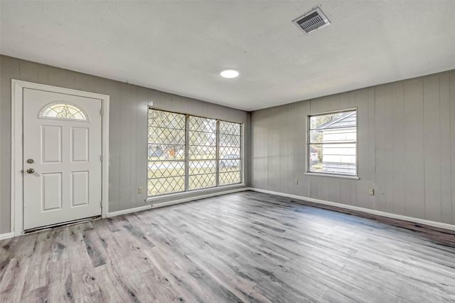 5962 Willow Glen Drive, Houston, TX 77033