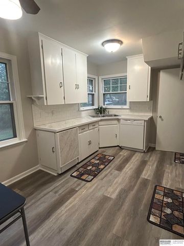 6006 Parker Street, Omaha, NE 68104