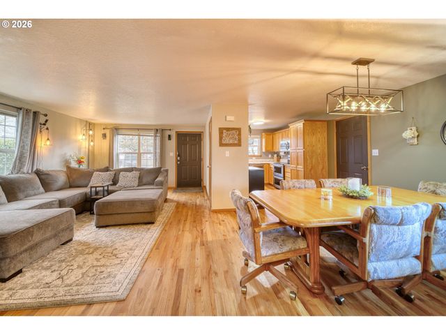 435 S 8TH St, St Helens, OR 97051