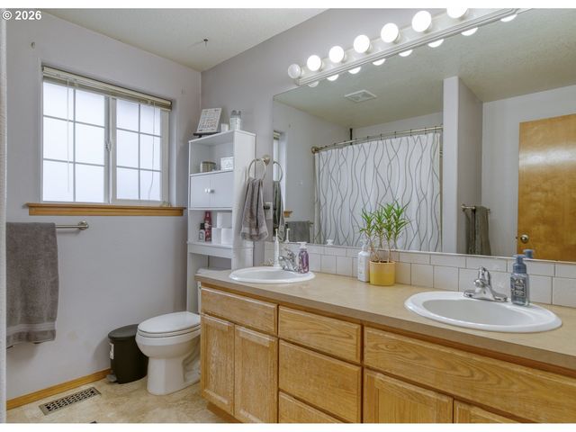 435 S 8TH St, St Helens, OR 97051